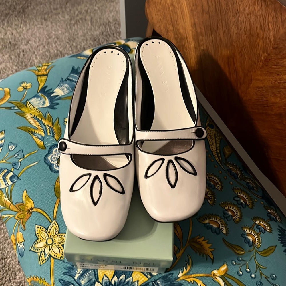 Gianni Bini White leather mules size 10 excellent condition